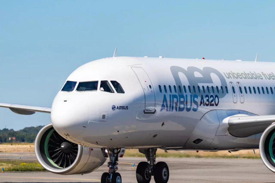 ✈ Airbus A320 Advisory क्या है?

हाल ही में यूरोप की विमान निर्माता कंपनी एयरबस ने अपने सबसे ज्यादा बिकने वाले मॉडल A320 विमान के लिए एक महत्वपूर्ण तकनीकी निर्देश जारी किया है। इस Airbus A320 Advisory में कहा गया है कि दुनियाभर के 6,000 से अधिक A320 विमानों में तुरंत सॉफ्टवेयर और हार्डवेयर अपडेट की जरूरत है। इसका सीधा असर भारत की दो प्रमुख एयरलाइंस—एअर इंडिया और इंडिगो—पर पड़ रहा है।

यह Advisory इसलिए जारी की गई है क्योंकि उड़ान के दौरान बढ़े हुए सोलर रेडिएशन से विमान का डेटा-शेयरिंग सिस्टम प्रभावित हो रहा है। इससे उड़ानों की सुरक्षा और टेक्निकल रिस्पॉन्स पर असर पड़ सकता है।
सोलर रेडिएशन का विमान पर असर क्यों पड़ा?
ऑटो-पायलट से जुड़े सॉफ़्टवेयर एयरबस के अनुसार, हाल ही में स्पेस मौसम (Space Weather) में सोलर फ्लेयर्स और रेडिएशन का स्तर असामान्य रूप से बढ़ा है।
इसका असर—
विमान के नेविगेशन सिस्टम
डेटा शेयरिंग मॉड्यूल
ऑन-बोर्ड सेंसर
पर पड़ रहा है।