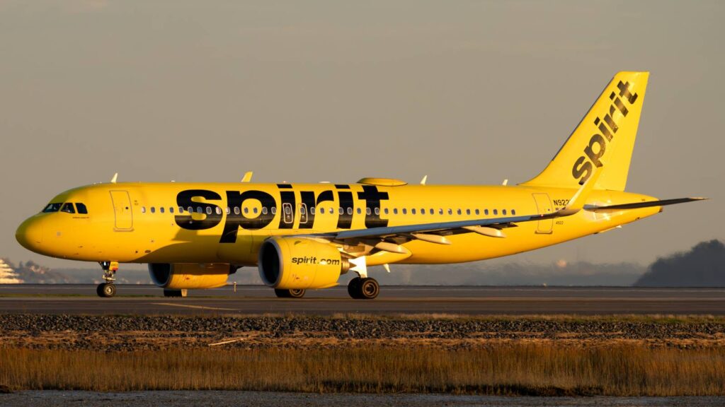 Airbus A320 Advisory क्या है?
हाल ही में यूरोप की विमान निर्माता कंपनी एयरबस ने अपने सबसे ज्यादा बिकने वाले मॉडल A320 विमान के लिए एक महत्वपूर्ण तकनीकी निर्देश जारी किया है। इस Airbus A320 Advisory में कहा गया है कि दुनियाभर के 6,000 से अधिक A320 विमानों में तुरंत सॉफ्टवेयर और हार्डवेयर अपडेट की जरूरत है। इसका सीधा असर भारत की दो प्रमुख एयरलाइंस—एअर इंडिया और इंडिगो—पर पड़ रहा है।

यह Advisory इसलिए जारी की गई है क्योंकि उड़ान के दौरान बढ़े हुए सोलर रेडिएशन से विमान का डेटा-शेयरिंग सिस्टम प्रभावित हो रहा है। इससे उड़ानों की सुरक्षा और टेक्निकल रिस्पॉन्स पर असर पड़ सकता है।सोलर रेडिएशन का विमान पर असर क्यों पड़ा?एयरबस के अनुसार, हाल ही में स्पेस मौसम (Space Weather) में सोलर फ्लेयर्स और रेडिएशन का स्तर असामान्य रूप से बढ़ा है।

इसका असर—विमान के नेविगेशन सिस्टमडेटा शेयरिंग मॉड्यूलऑन-बोर्ड सेंसरऑटो-पायलट से जुड़े सॉफ़्टवेयर पर पड़ रहा है।इसलिए Airbus A320 Advisory जारी करते हुए तुरंत अपडेट की सिफारिश की गई है।🇮🇳 भारत में कितनी उड़ानें होंगी प्रभावित?भारतीय विमानन क्षेत्र पर इसका बड़ा प्रभाव देखा जा सकता है।250 तक उड़ानों में देरी या रद्द होने की आशंकाघरेलू रूट पर सबसे ज्यादा असरइंडिगो और एअर इंडिया दोनों A320 बेड़े का बड़े पैमाने पर इस्तेमाल करती हैंदुनियाभर में भी जापान की ANA एयरलाइंस ने 65 उड़ानें रद्द कर दी हैं।एअर इंडिया ने क्या एडवाइजरी जारी की?

एअर इंडिया ने एक्स (Twitter) पर पोस्ट करते हुए कहा:A320 बेड़े में सॉफ्टवेयर व हार्डवेयर अपडेट अनिवार्ययात्रियों को उड़ान में देरी का सामना करना पड़ सकता हैकुछ उड़ानें री-शेड्यूल की जा सकती हैंयात्रियों से अनुरोध:विमान का स्टेटस एयरलाइन की वेबसाइट पर चेक करेंकस्टमर केयर नंबरों पर संपर्क करें